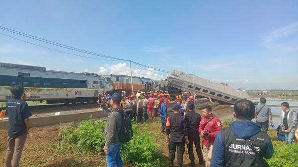 Seluruh Penumpang Kereta Api Tabrakan di Bandung Selamat, Korban Cedera Dibawa ke RS Terdekat