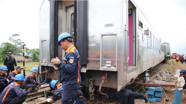 Evakuasi Gerbong usai Tabrakan Kereta Tuntas, Jalur Rel Cicalengka Sudah Bisa Dilalui