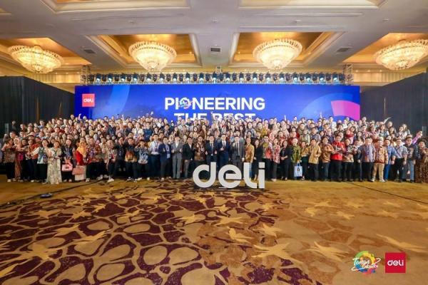 Foto bersama Partner Conference Deli Foto bersama seluruh mitra dan partner dealer beserta BOD pada acara Partner Conference Deli Indonesia. (Foto: dok. Deli Indonesia)