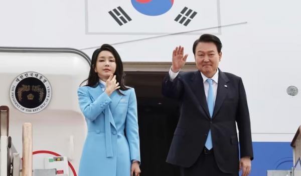 Yoon Suk Yeol Kim Keon Hee Ap Presiden Korea Selatan Yoon Suk Yeol dan istrinya Kim Keon Hee berjalan saat upacara di Amsterdam, Belanda 12 Desember 2023. (Foto file: REUTERS/Piroschka van de Wouw)