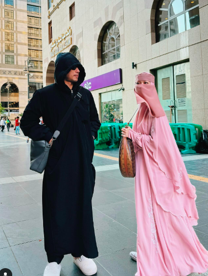 Potret BCL memakai cadar saat umroh di Tanah Suci. (foto: instagram)