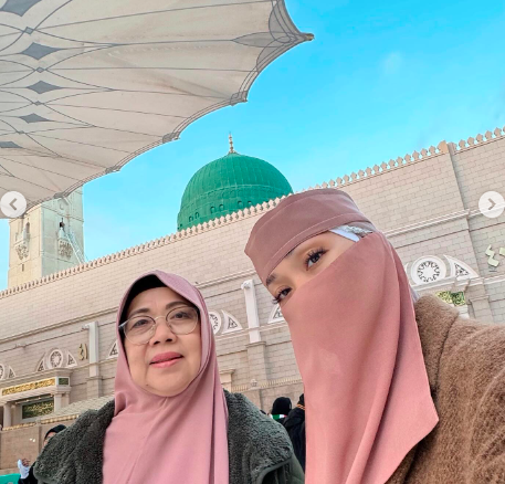 Potret BCL memakai cadar saat umroh di Tanah Suci. (foto: instagram)