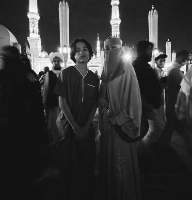 Potret BCL memakai cadar saat umroh di Tanah Suci. (foto: instagram)