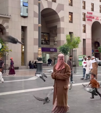 Potret BCL memakai cadar saat umroh di Tanah Suci. (foto: instagram)