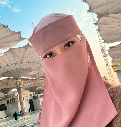 Potret BCL memakai cadar saat umroh di Tanah Suci. (foto: instagram)