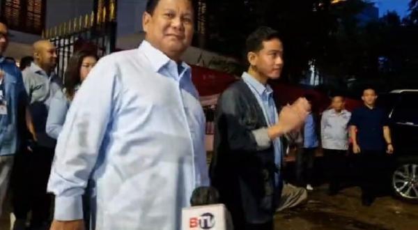 Prabowo Subianto dan Gibran Rakabuming Raka mengenakan kemeja biru (Foto: Suparjo Ramlan)