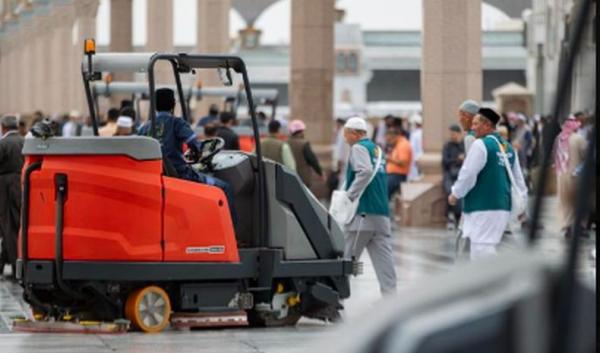 Saudi Habiskan 30.000 Liter Parfum untuk Bikin Harum Masjid Nabawi Setiap Hari