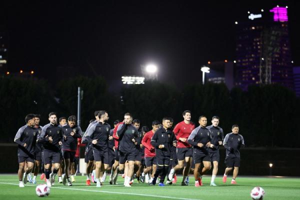 Timnas Indonesia Timnas Indonesia melakoni latihan perdana di Qatar di Lapangan Al Egla 2 , Doha, Minggu (7/1/2024) malam. (Foto: PSSI)
