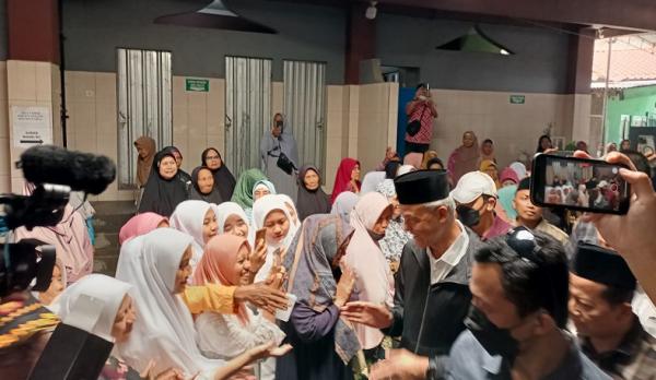 Ganjar Silaturahmi ke Ponpes Al Ihya Ulumuddin Cilacap, Disambut Ibu-ibu Pengajian