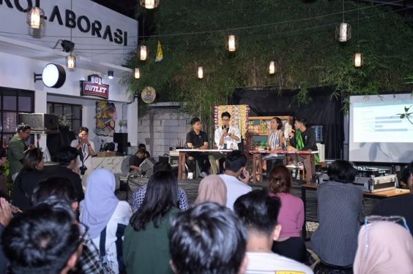 Muhammad Zinedine Alam Ganjar berbagi pengalaman dirinya mendirikan tim eSports Pigmy di hadapan sejumlah anak muda Yogyakarta pada kegiatan Cerita Kita di kawasan, Condongcatur, Depok, Kabupaten Sleman, DI Yogyakarta, Selasa (9/1/2024). (Foto: MPI)