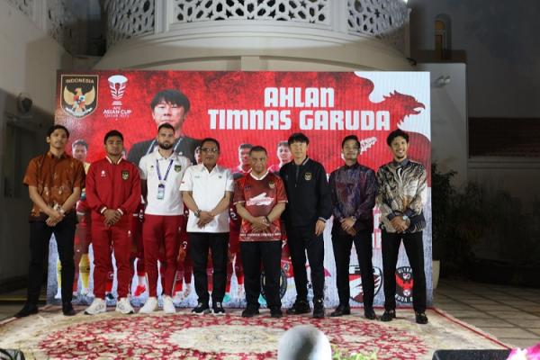 Duta Besar Ridwan Hassan (keempat kanan) berfoto bersama dengan Pelatih Shin Tae-yong, Asnawi Mangkualam, Jordi Amat, Endri Irawan dan pemain Indonesia yang main di Liga Qatar. (Foto: KBRI Doha)