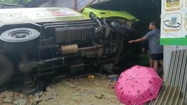 Kecelakaan di Malingping Lebak, Mobil Boks Tabrak Ruko hingga Hancur