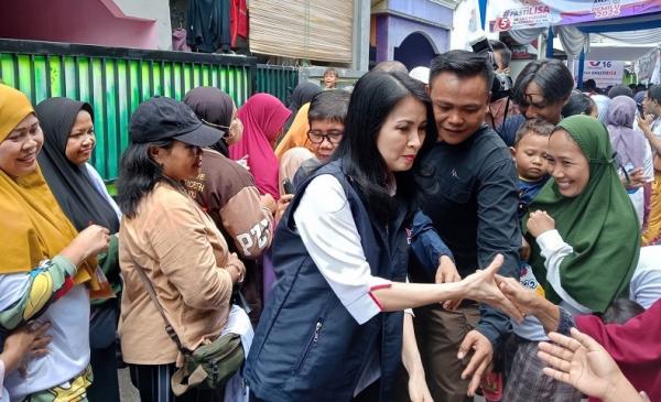 Warga berebut untuk bersalaman dengan Liliana Tanoesoedibjo (Foto: Danandaya)
