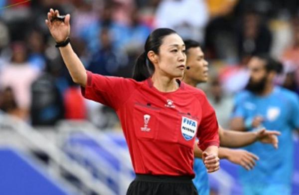 Yoshimi Yamashita Wasit perempuan Jepang Yoshimi Yamashita mencetak sejarah di laga tersebut. (Foto: AFC)