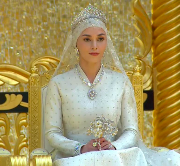 Potret cantik Anisha Rosnah.  