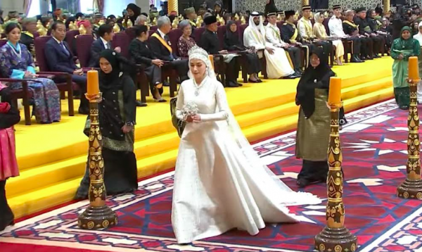 Potret cantik Anisha Rosnah.  