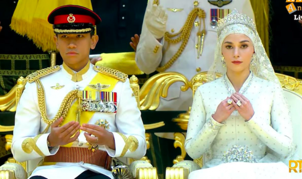 Potret cantik Anisha Rosnah.  