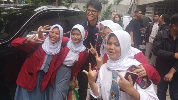 Gaya Humble Alam Ganjar saat Diajak Berfoto oleh Siswi SMK di Jaksel