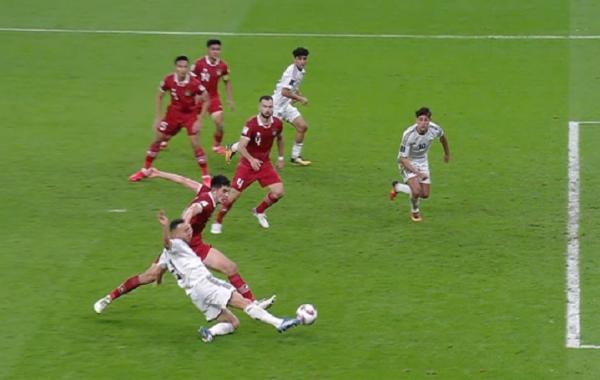 Kenapa wasit tak mengecek Video Asisstant Referee (VAR) saat gol kontroversial Irak dicetak menjadi pertanyaan pencinta sepak bola Tanah Air. (Foto: IST)