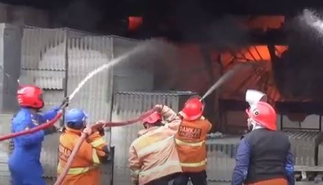 Gudang Mebel di Cianjur Terbakar, 3 Karyawan Terjebak Kobaran Api