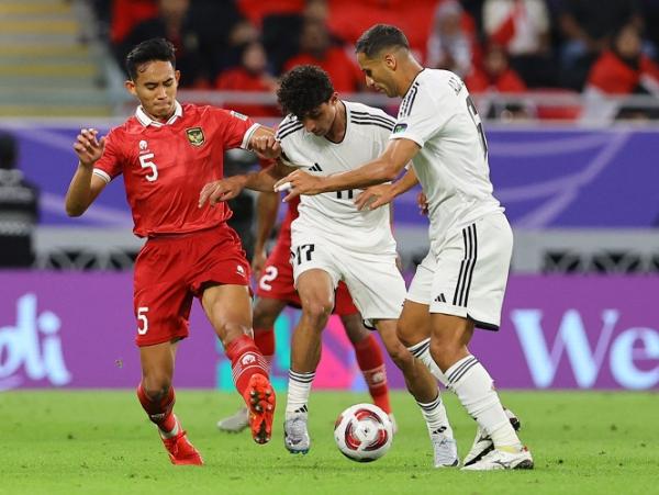 Bek Timnas Indonesia Rizky Ridho (kiri) kerja keras melawan Irak pada matchday 1 Piala Asia 2023 di Ahmad bin Ali Stadium, Al Rayyan, Senin (15/1/2024). (Foto: REUTERS)