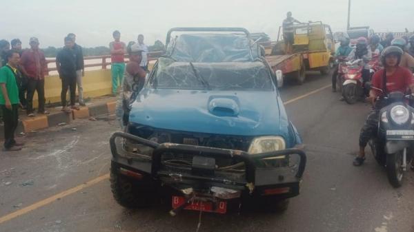 Mobil Dinas Sosial Jambi Terbalik Usai Tabrak Trotoar Jembatan Aurduri 2, Atap Ringsek