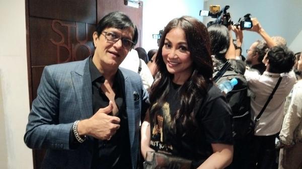 Produser Shankar RS bersama Virnie Ismail saat menghadiri Gala Premiere Rambut Kafan di XXI Epicentrum, Jakarta. (Foto: iNews Media Group/Jack Newa)