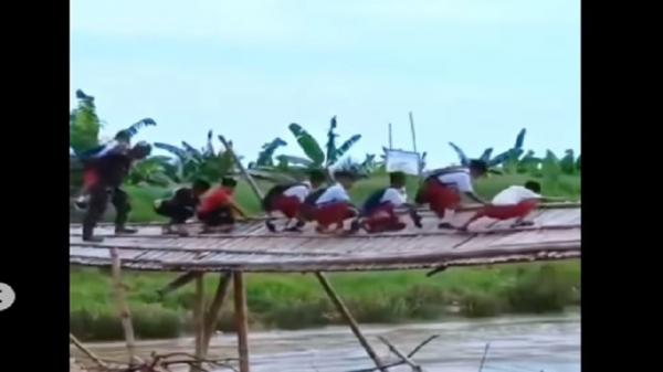 Viral Perjuangan Anak SD Merangkak di Jembatan Reyot, Anggota TNI Ikut Menggendong 