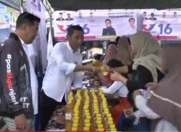 Warga Kendal antusias mengikuti bazar minyak goreng caleg Partai Perindo. (Foto: iNews)
