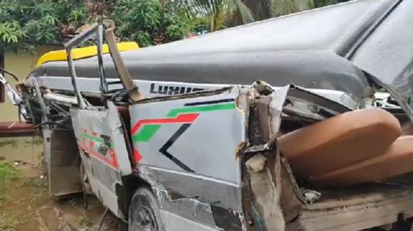 Tabrakan Toyota Fortuner dengan Isuzu Elf di kawasan Ahmad Yani Km 29, Payung, Banjarbaru, Kalimantan Selatan menyebabkan keduanya rusak parah. (Foto: Elsa Pratiwi).