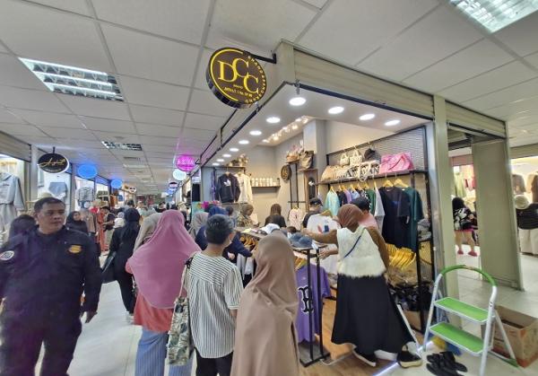 Pusat grosir eceran fesyen dengan konsep Little Bangkok hadir di Pasar Tanah Abang, Jakarta Pusat, dengan beragam produk fesyen impor dengan kualitas premium disuguhkan para pedagang lokal. (Foto: Suparjo Ramalan/MPI)