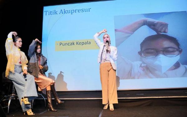 Aromaterapi Plossa Plossa membantu menjaga mood dan relaksasi. Sensasi kesegaran aromaterapi Plossa membuat bersemangat menjalani aktivitas syuting. (Foto: dok. Enesis)