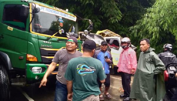 2 Truk Tabrakan Di Jalan Raya Transyogi Cariu-Cianjur, Dua Orang Luka-Luka