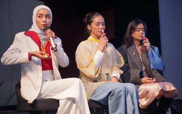 Plossa Relaksasi Marsha Timothy dan Eva Celia merasakan langsung praktik relaksasi dengan Plossa yang dibawakan Indah Sundari dan dr Newanda Mochtar, untuk meredakan stres dan menjaga mood. (Foto: dok. Enesis)