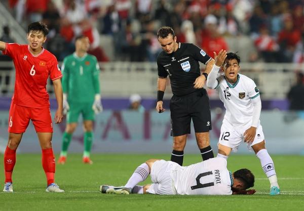 Bek Timnas Indonesia Jordi Amat Bek Timnas Indonesia Jordi Amat (4) tergeletak usai benturan dengan pemain Vietnam pada matchday 2 Piala Asia 2023 di Stadion Abdullah bin Khalifa, Doha, Qatar, Jumat (19/1/2024) malam. (Foto: REUTERS)
