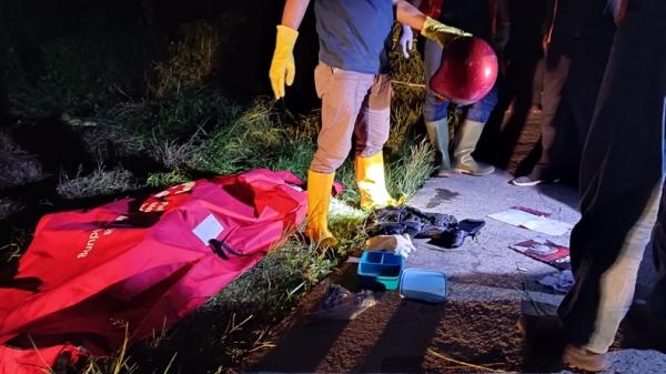 Petugas kepolisian saat memeriksa isi tas mayat pelajar yang ditemukan di Desa Bojongkunci, Pameungpeuk, Kabupaten Bandung. (Foto: Istimewa)