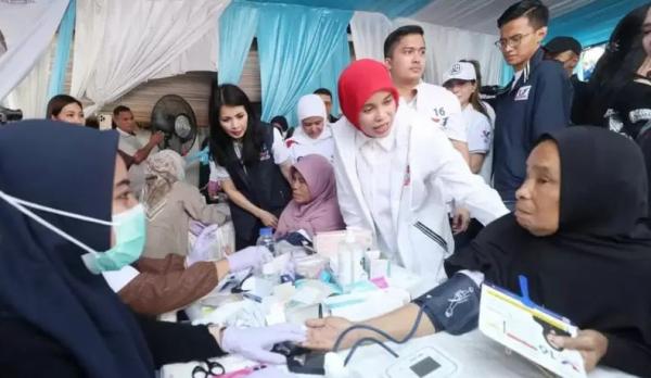 Momen Siti Atikoh dan Liliana Sapa Warga Pangadegan saat Pemeriksaan Kesehatan Perindo