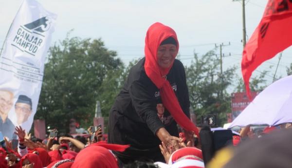 Pengasuh Ganjar sejak kecil bernama Sri Kaptini dalam hajatan rakyat di Lampung. (Foto MPI).