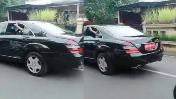 Tangkapan layar video viral tangan yang mengacungkan dua jari dari mobil kepresidenan saat melintas di Jawa Tengah. (Foto: Istimewa)