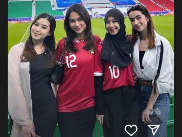 Azizah Salsha dan Adiba Khanza Nonton Langsung Piala Asia di Qatar, Pakai Jersey Milik Suami
