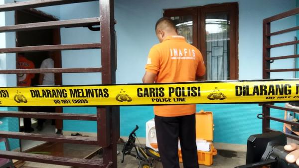 Tim Inafis Polres Malang melakukan olah TKP dan identifikasi di rumah istri tewas diduga diracun suami (Foot: iNews/Avirista Midaada)