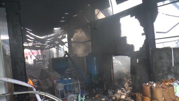Kebakaran Pabrik Pembuatan Kotak Makan di Batam, Warga Panik Ada Ledakan dan Kobaran Api