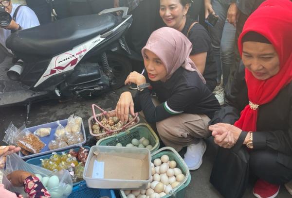 Atikoh Blusukan ke Pasar Induk Bondowoso, Pantau Kondisi Harga Pangan