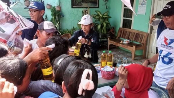 3 Caleg Perindo Sediakan 1.000 Liter Minyak Goreng Murah untuk Warga Bekasi