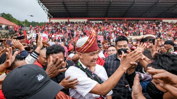 Puluhan ribu masyarakat Kabupaten Manggarai, NTT memenuhi Stadion Golo Dukal, Ruteng bertemu dengan Capres Ganjar Pranowo, Jumat (26/1/2024) (Foto: Istimewa)