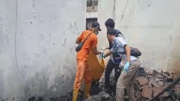 Kebakaran Hebat Rumah di Gianyar Bali, Lansia Stroke Tewas Terjebak Kobaran Api (Foto: iNews/Ketut Catur Kusumaningrat)