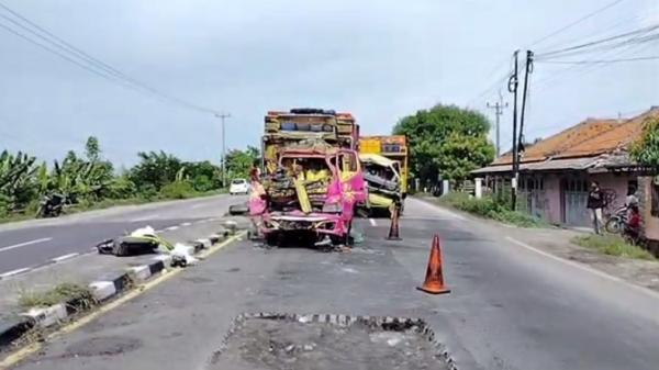 Kecelakaan Maut di Jalur Pantura Subang, Truk Angkut Ayam Hantam Truk Aspal