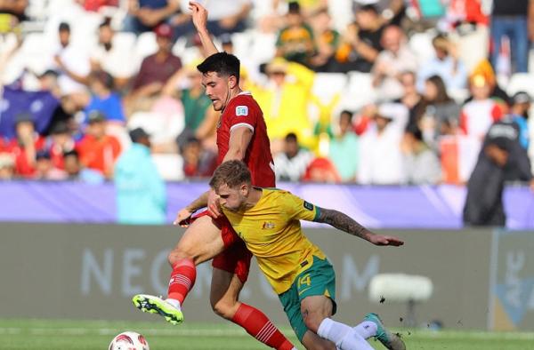 Shin Tae-yong sesalkan satu hal usai Indonesia disingkirkan Australia dari Piala Asia 2023. Dia menyayangkan gol bunuh diri Elkan Baggott. (Foto: REUTERS)