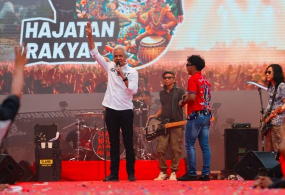 Capres nomor urut 3 Ganjar Pranowo menyapa puluhan ribu pendukungnya saat kampanye terbuka di Kulonprogo, Minggu (28/1/2024). (Foto: MPI)