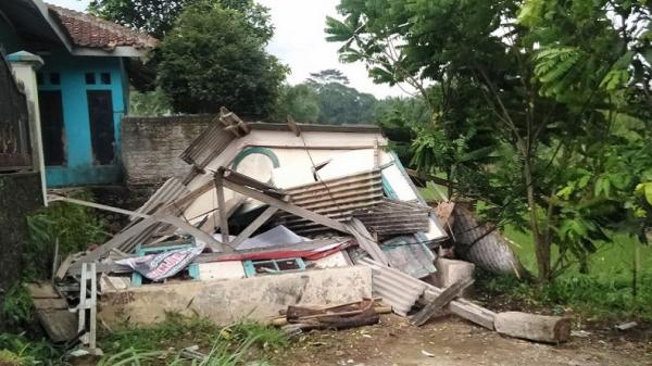 Angin Puting Beliung Terjang Sukabumi, 40 Rumah Warga Rusak